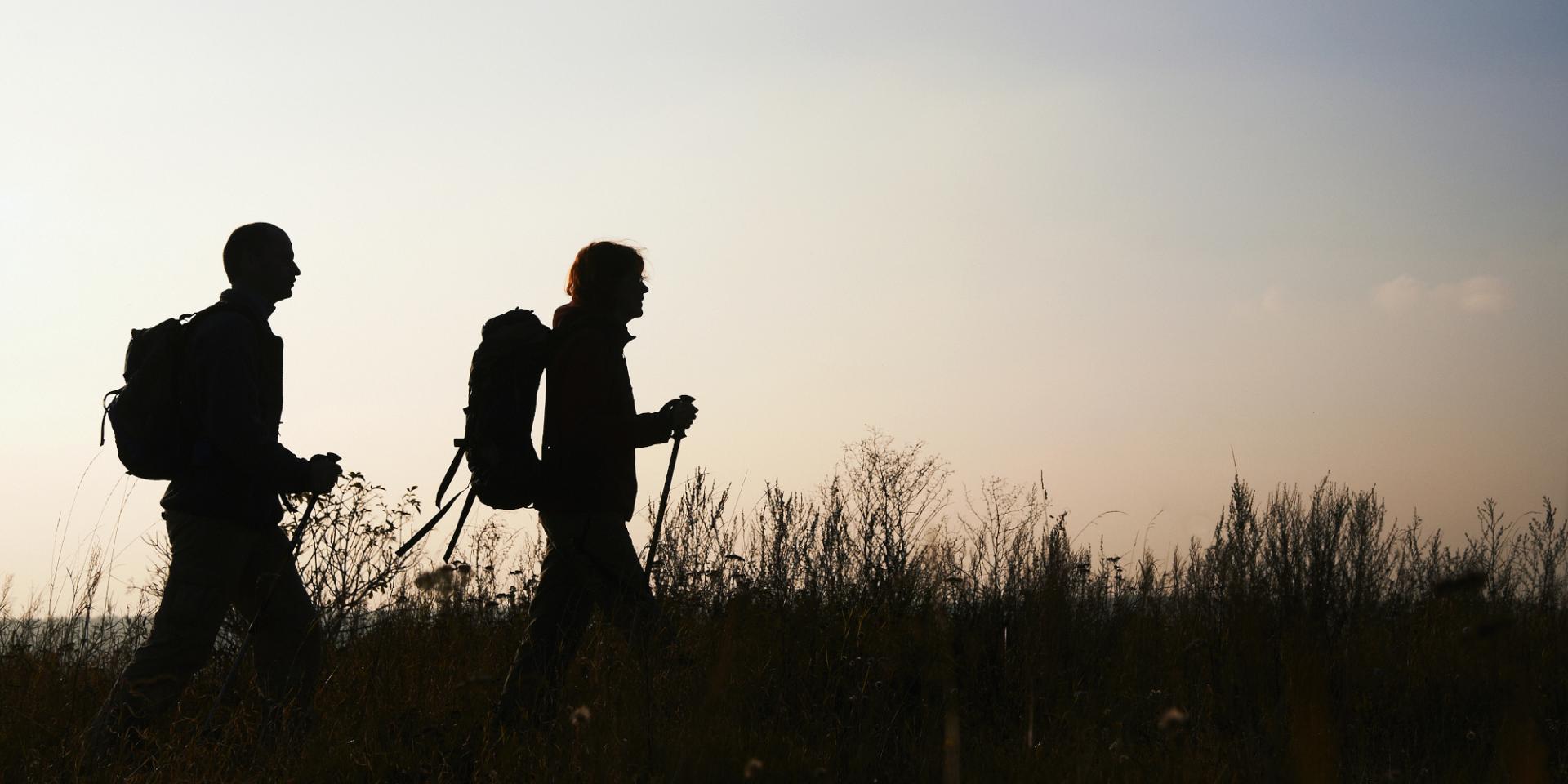 Wandersleut im Gegenlicht