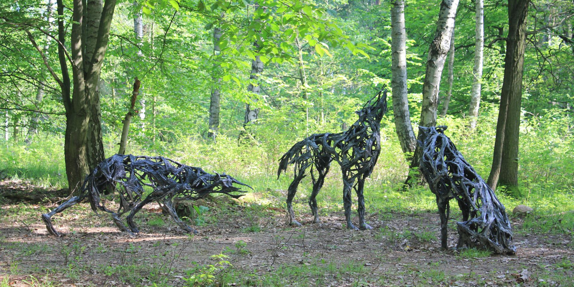 Kunstwerk mit zusammengeschweißtem Geflecht, welches drei Wölfe bildet