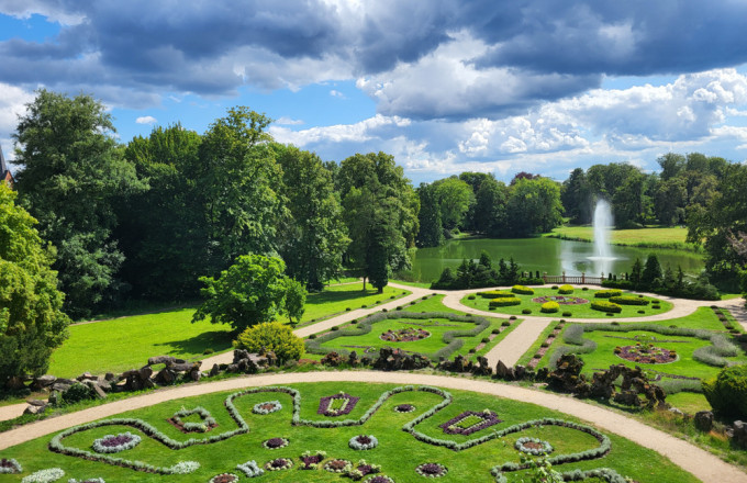 Blick über die Teppichbeete in den Schlosspark Wiesenburg