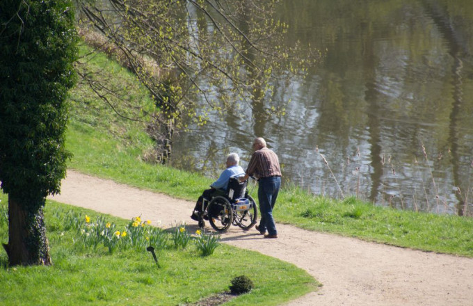 Mit Rollstuhl im Schlosspark Wiesenburg unterwegs