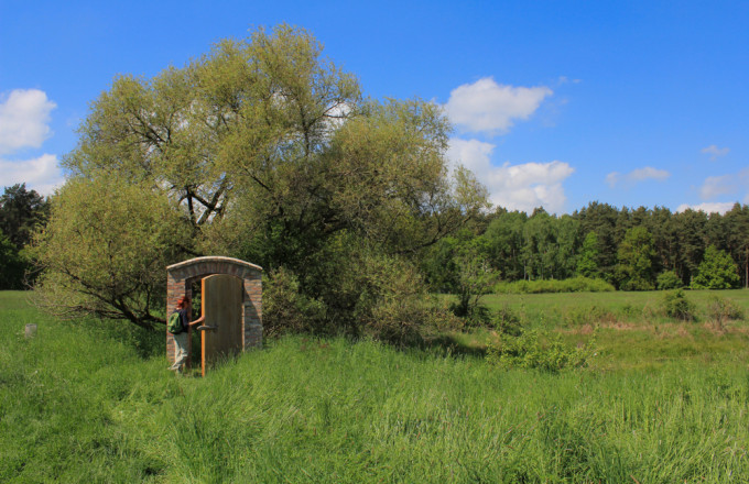 Kunstwerk "Weltentür" nahe Klein Glien