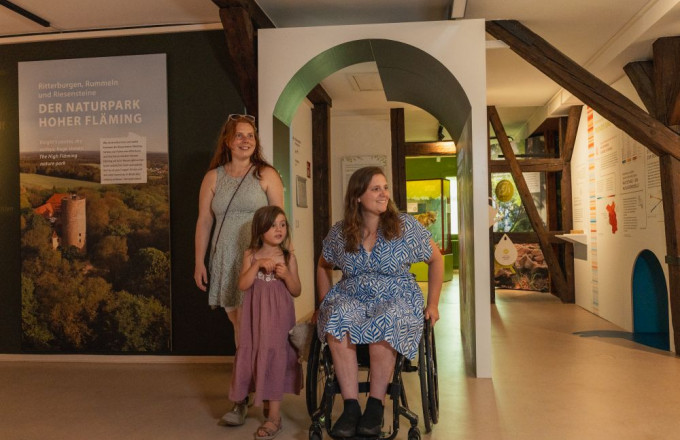Mit dem Rollstuhl in der Naturparkausstellung