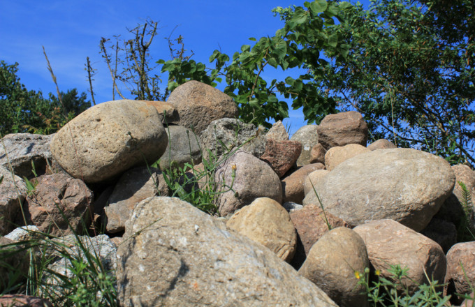Große und kleine Feldsteine zum Lesesteinhaufen aufgeschichtet