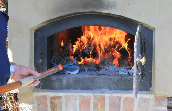 Brennendes Feuer im Lehmbackofen