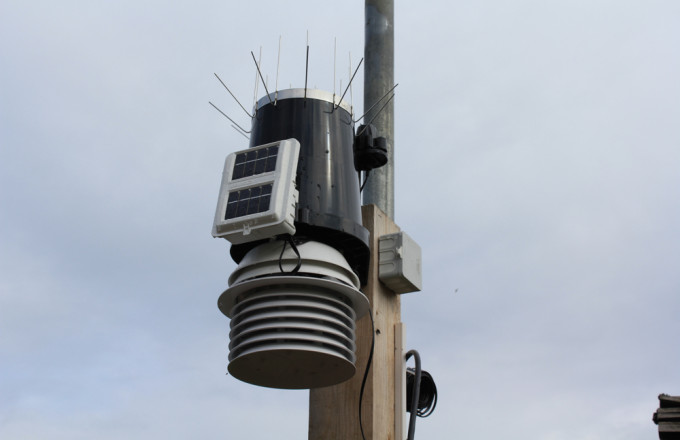 Blick auf eine Wetterstation