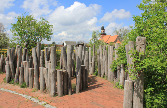 Blick auf die "Märchemuschel", einem Ring aus Robinienstämmen unterschiedlicher Höhe
