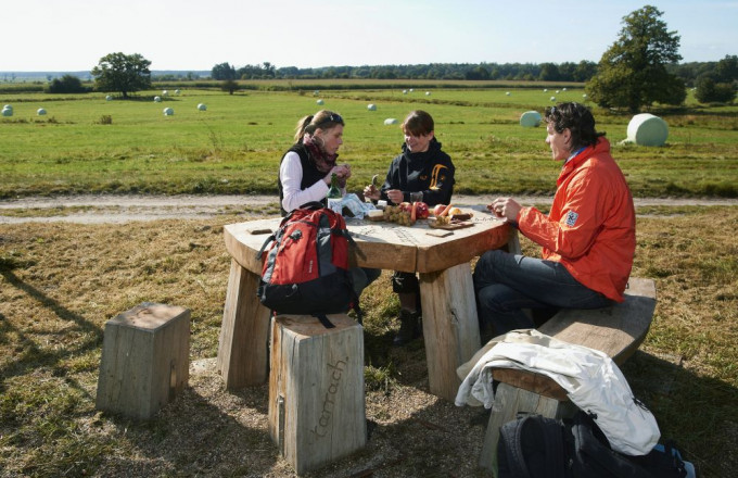 Picknick auf einem Rastplatz am Kunstwanderweg
