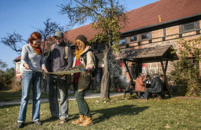 Wandergruppe mit Karte vor dem Naturparkzentrum in Raben