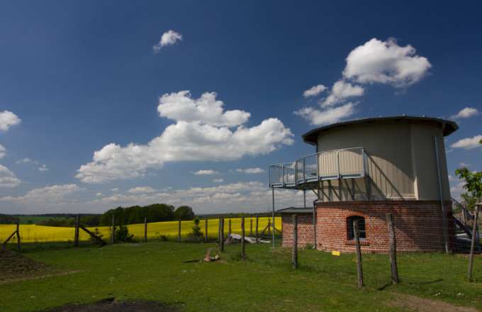 Historisches Rundgebäude mit Aussichtsplattform, altes Wasserwerk von Garrey
