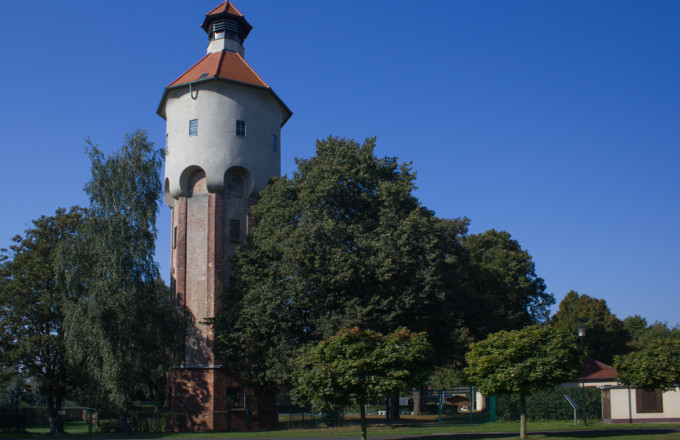 Blick auf den Wasserturm Niemegk, der aus Backsteinen gemauert ist und oben weiß verkleidet ist