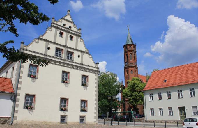 Blick auf das Neo-Renaissance-Rathaus und die neogotische Backstein-Kirche von Niemegk