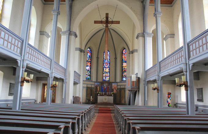 Blick auf den Altar in der Johanniskirche Niemegk, es dominieren hellgrau und weiße Farbtöne