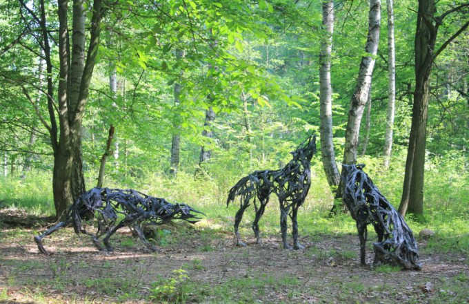 Kunstwerk mit zusammengeschweißtem Geflecht, welches drei Wölfe formen