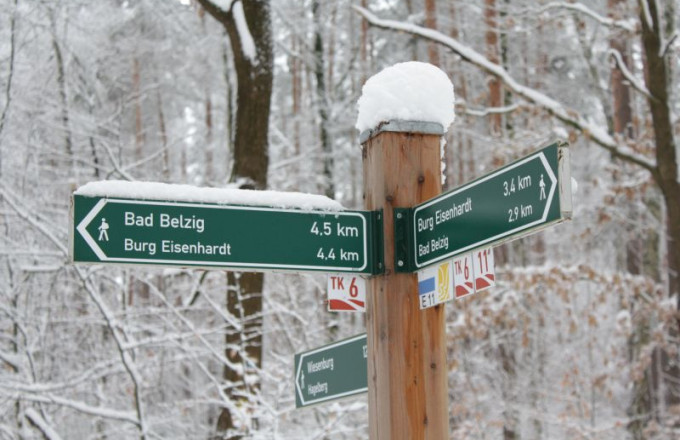 Wanderwegweiser mit Schneehäubchen