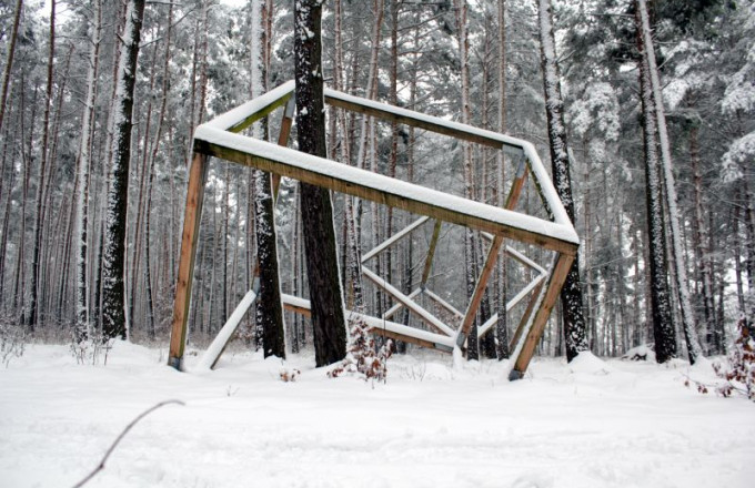 Große Holzwürfel im verschneiten Winterwald
