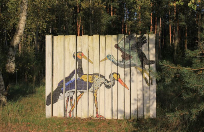 Kunstwerk Schwarzstorch, bestehend aus Betonstelen, in die ein Mosaik eingelassen ist