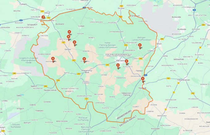 Auf einer Landkarte sind rote Punkte markiert