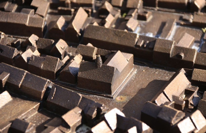 Bronzefarbenes Stadtmodell zum Tasten