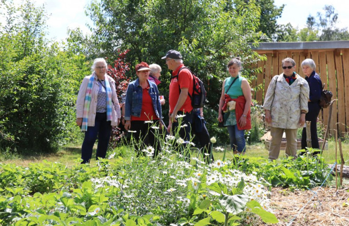 Eine Gruppe steht in einem Garten