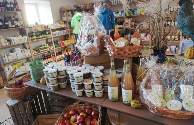 Viele verschiedene Produkte in Holzregalen