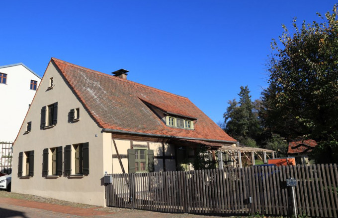 Saniertes Fachwerkhaus vor blauem Himmel