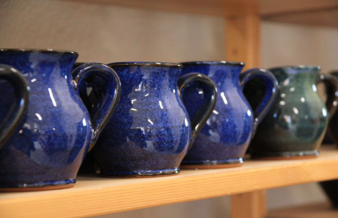 Blau glasierte Keramik im Holzregal