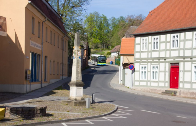 Sächsische Postsäule zwischen historischen Häusern
