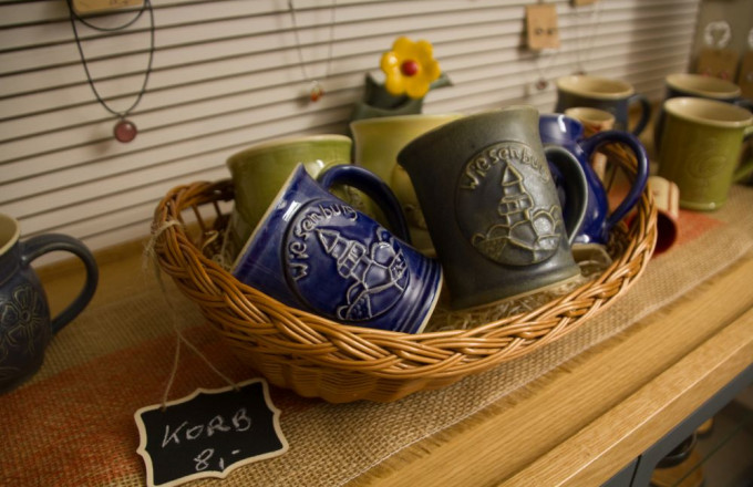 Grüne und blaue Keramiktasse mit der Aufschrift Wiesenburg