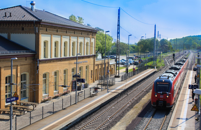 Ein Zug fährt in den Bahnhof ein