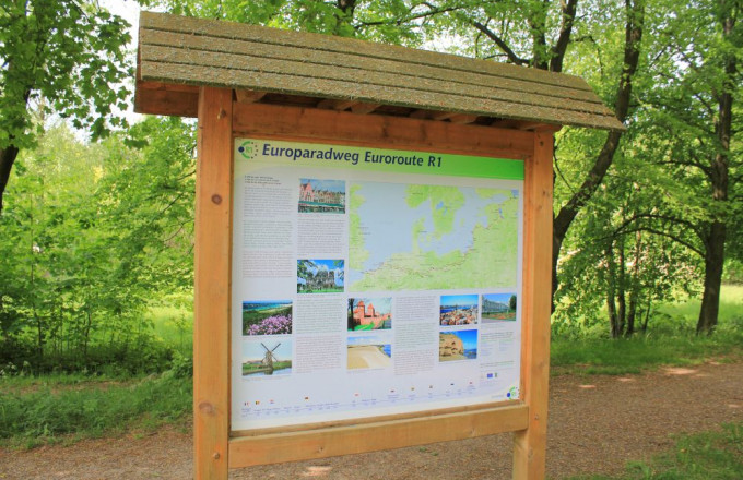 Informationstafel zum Europaradweg mit Holzrahmen