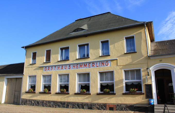 Hellgelbes Gebäude mit Schriftzug Gasthaus Hemmerling