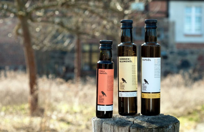 Braune Ölglasflaschen mit Aufklebern Hof Rabenstein