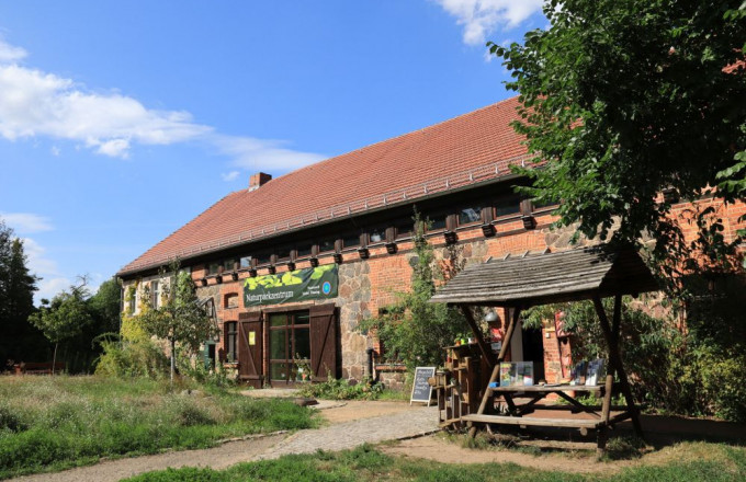 Historisches Gebäude mit Banner Naturparkzentrum