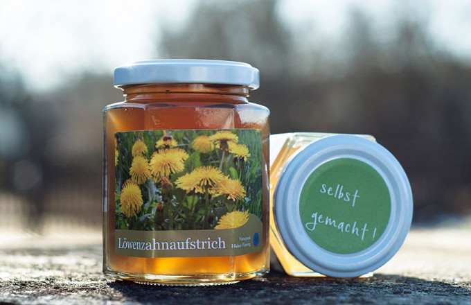 Glas mit Löwenzahnaufstrich