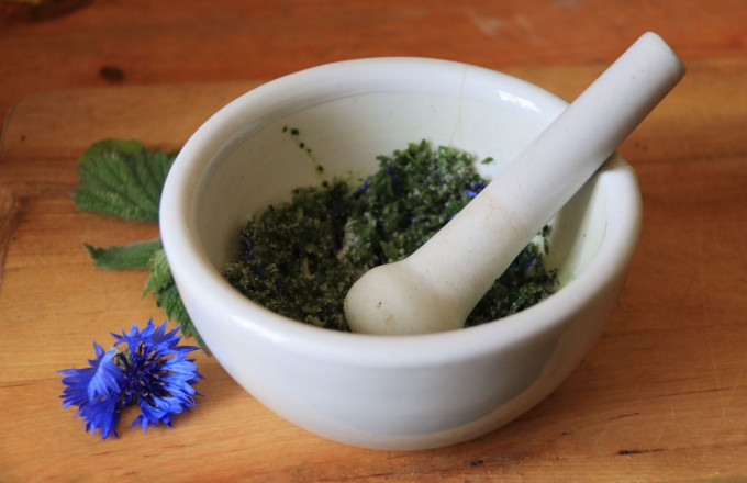 Porzellanmörser mit Kräutersalz