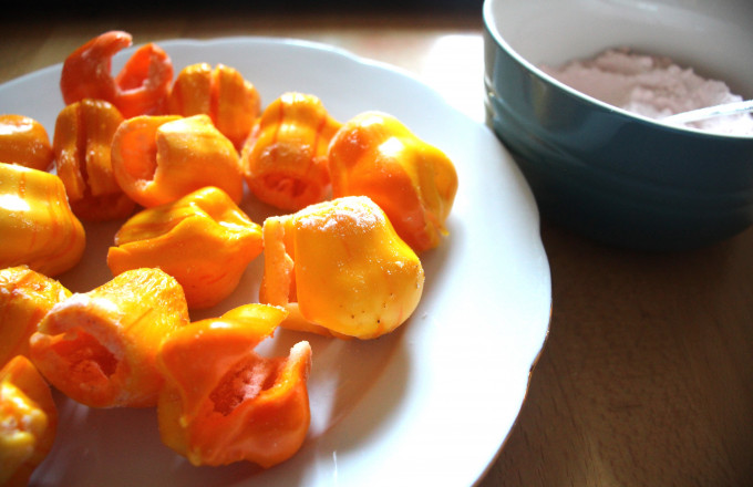 Gelb-orange-rote Chilis auf einem weißen Teller