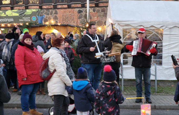 Menschen sammeln sich zum Start der Fackelwanderung