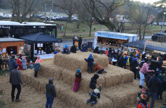 Kinder auf einer Stroh-Hüpfburg