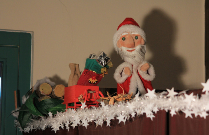 Weihnachtsmannpuppe beim Puppentheater