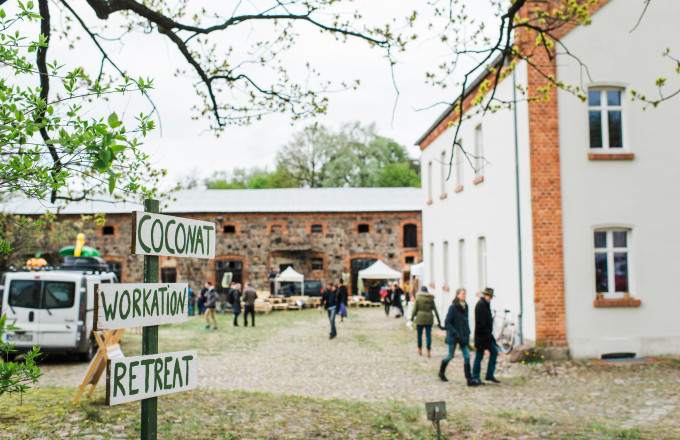 Menschem auf dem Hof mit Schild vorm Coconat, Foto: Tilmann Vogler, Lizenz: Tilmann Vogler