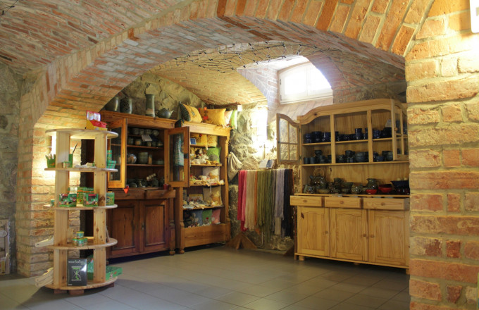 Schöner Gewölbekeller mit Produkten der Region, Foto: Bansen/Wittig