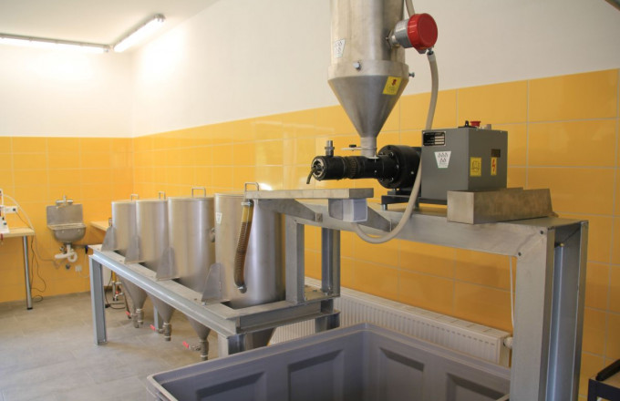 Die Ölmühle ist durch ein Fenster vom Hofladen aus zu sehen. , Foto: Bansen/Wittig