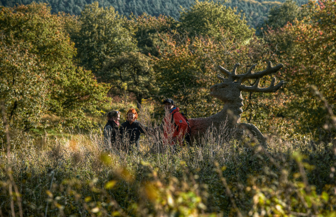 Wanderer am Kunstwerk "Die Jagd", Foto: Jürgen Rocholl/FACE, Lizenz: Naturparkverein Hoher Fläming e.V.