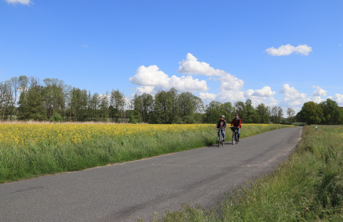 Radeln auf wenig befahrenen Nebenstraßen, Foto: Bansen-Wittig