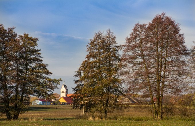 Blick auf die Dorfkirche von Baitz, Foto: Bansen-Wittig
