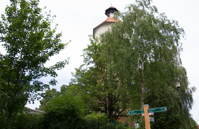Wanderwegweiser am Historischen Wasserturm, Foto: Bansen-Wittig