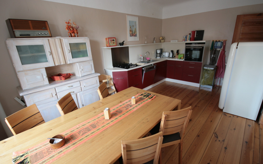 Voll ausgestattete Wohnküche, Foto: Juergen Pittorf