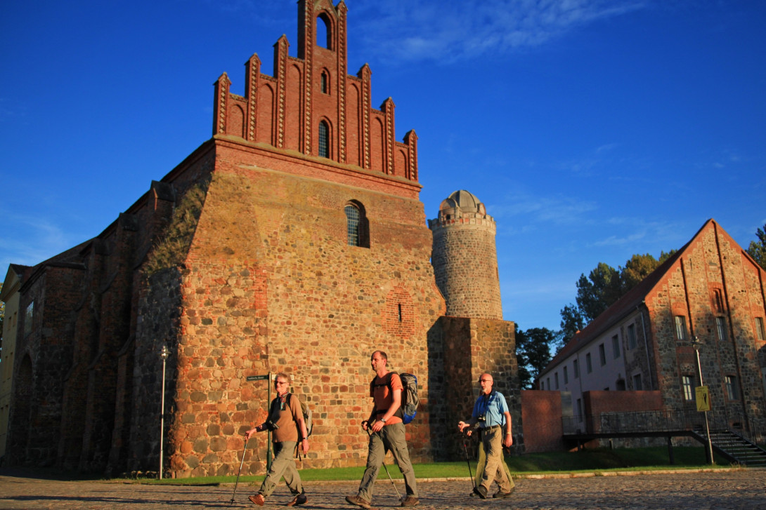 Wanderer an der Burg Ziesar, Foto: Dirk Fröhlich, Lizenz: Naturparkverein Hoher Fläming e.V.