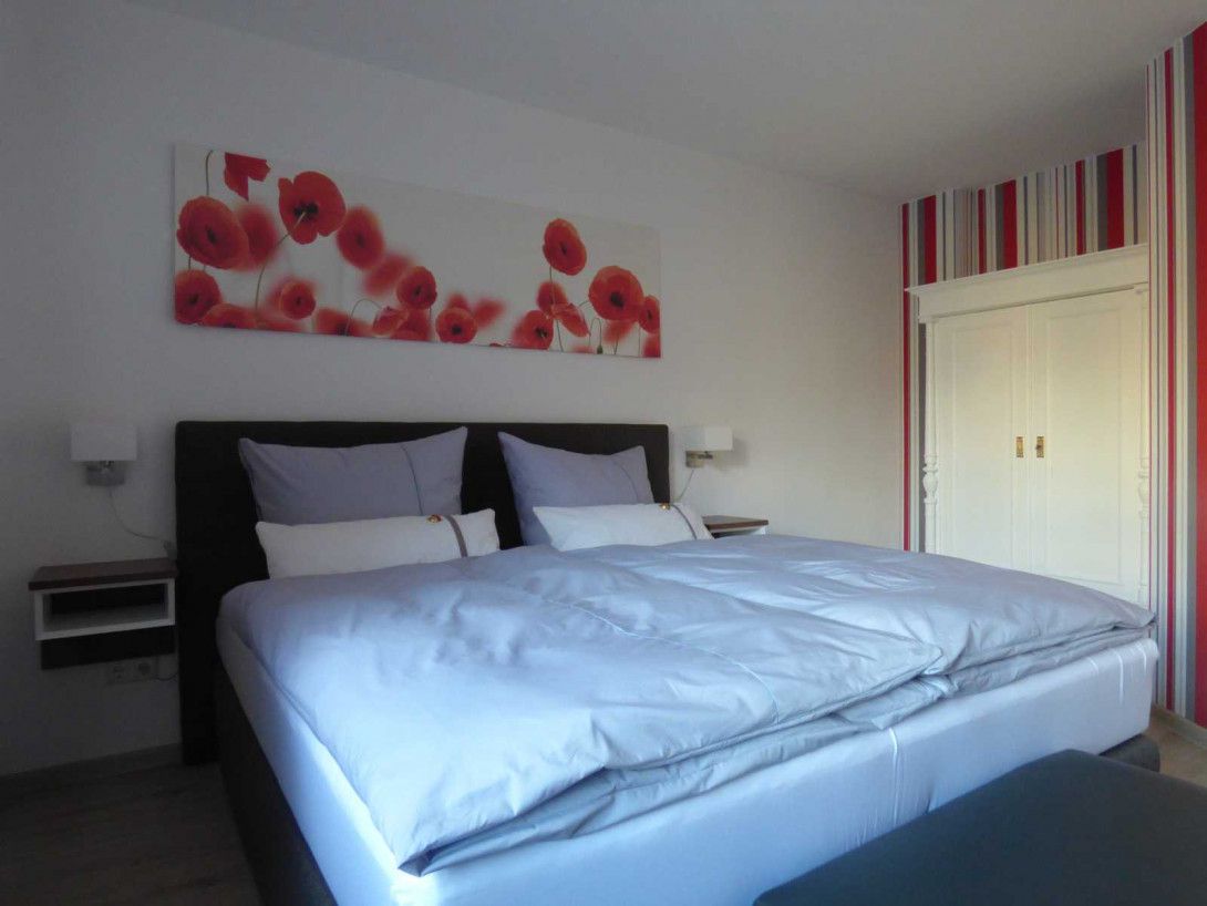 Blick in ein Schlafzimmer, Foto: Kastanienhof Garrey