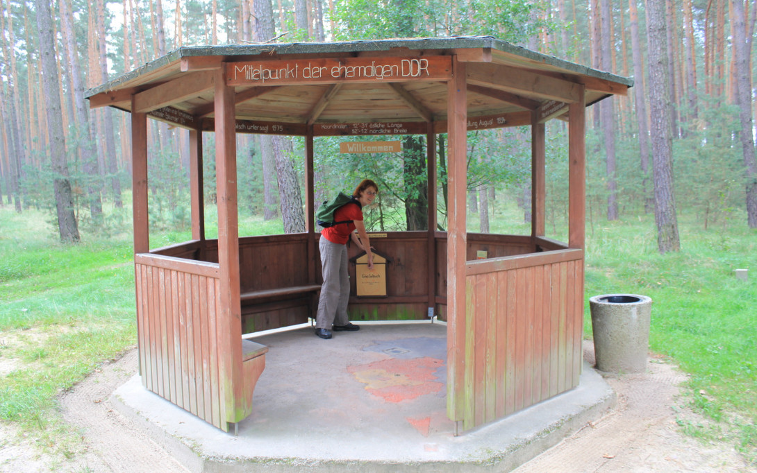 Wanderin beim Eintragen ins "Mittelpunkt-Buch", Foto: Bansen/Wittig